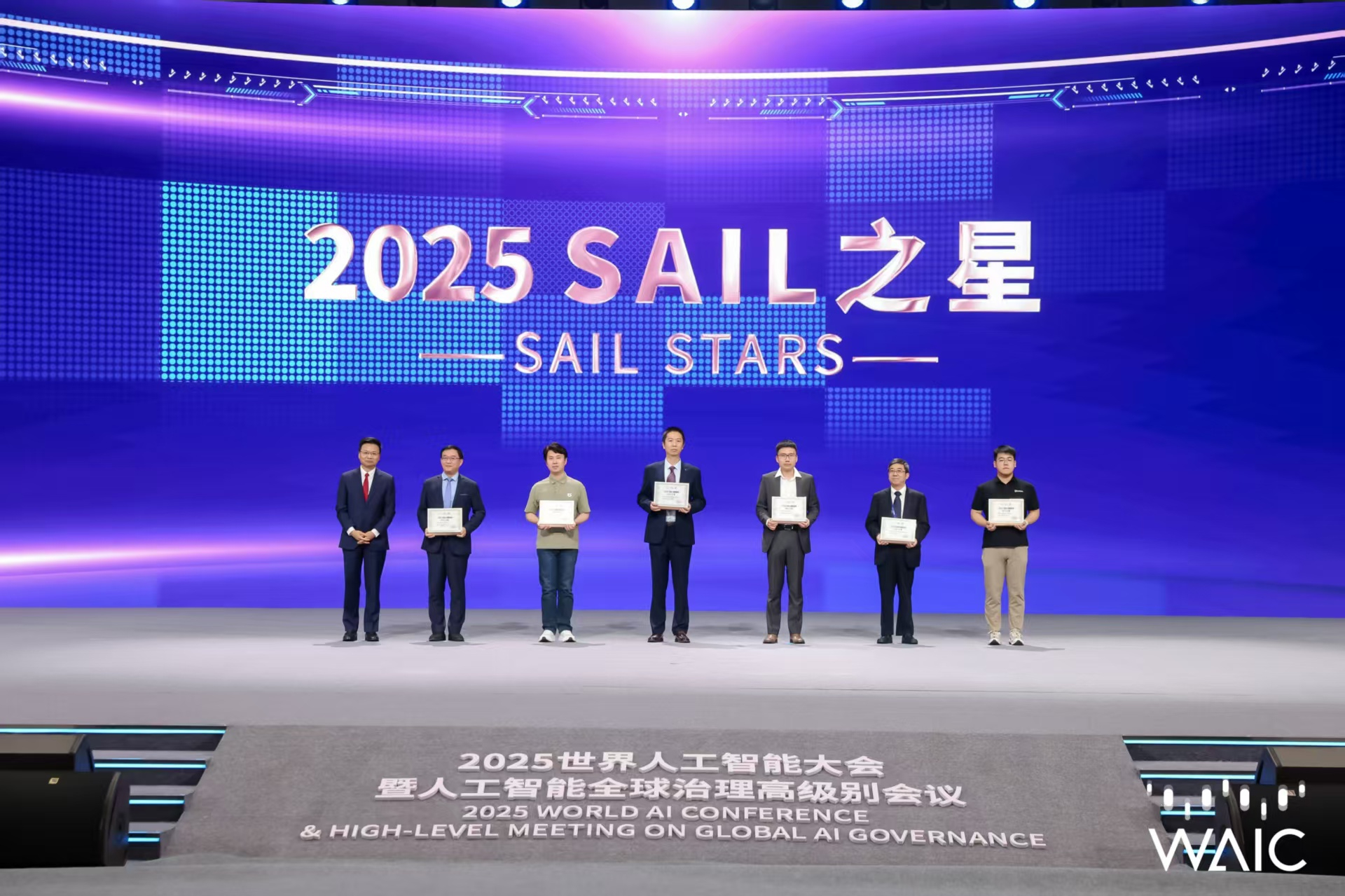 mile米乐官网-显示技术狂卷AWE：MicroLED战未来，OLED制霸江湖